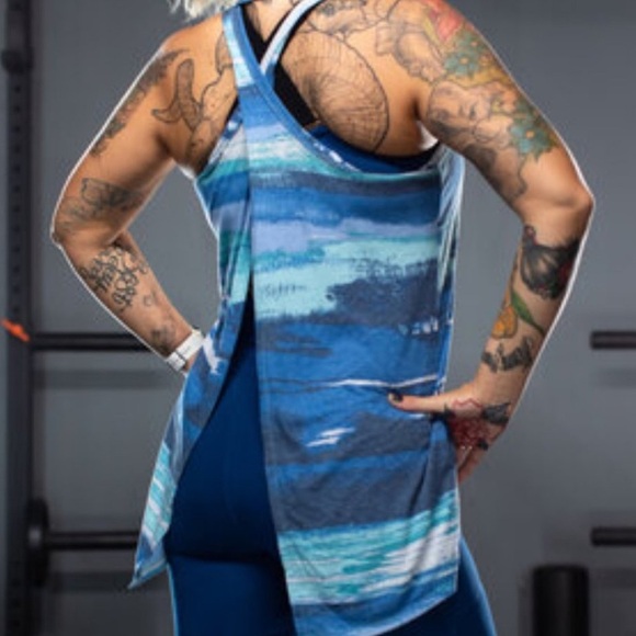 Lularoe Rise Triumphant Tank knot Top Size Medium Stripe Waves NWT - Picture 6 of 6